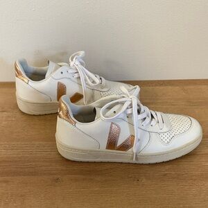 LIKE NEW Veja V-10 Bicolor Leather Low-Top Sneakers White Rose Gold